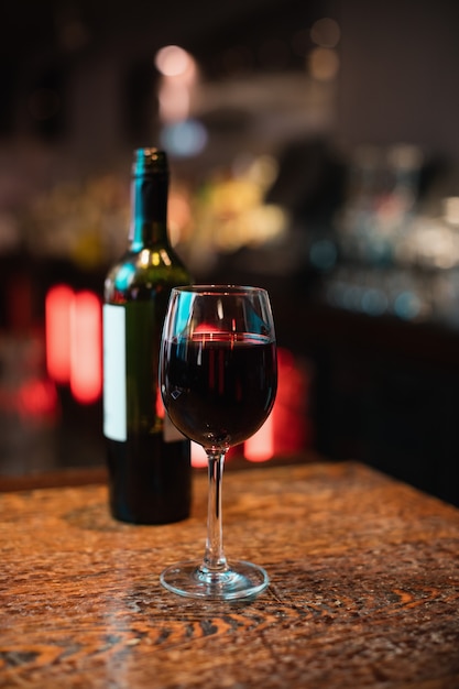 Copa de vino tinto en barra de bar