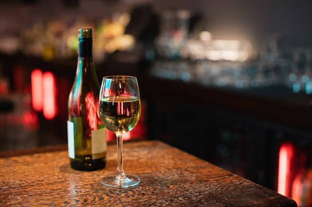 Copa de vino tinto en barra de bar