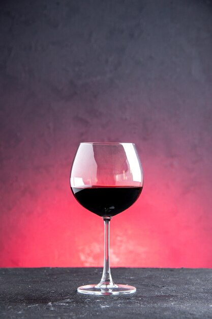 Copa de vino vista frontal sobre fondo rojo aislado