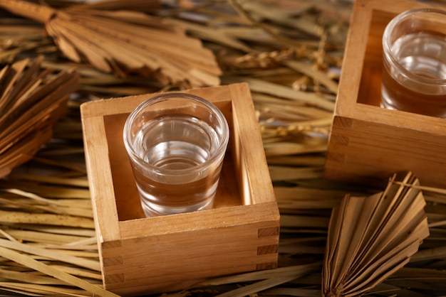 Foto gratuita copas de ángulo alto con bebida de sake