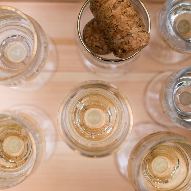 Copas de champagne en mesa de madera al aire libre