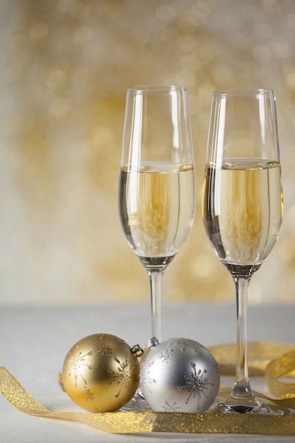 Foto gratuita copas con champagne y regalos de fondo