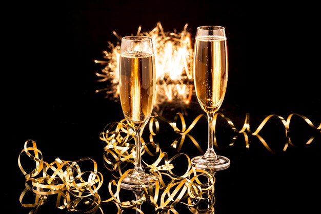 Copas con champán contra las luces navideñas