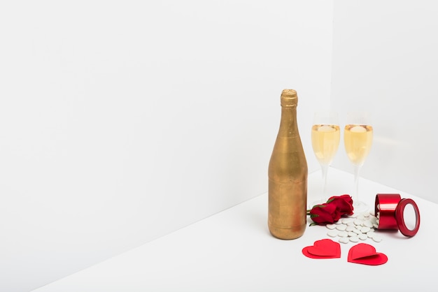 Copas de champán con corazones pequeños de papel.