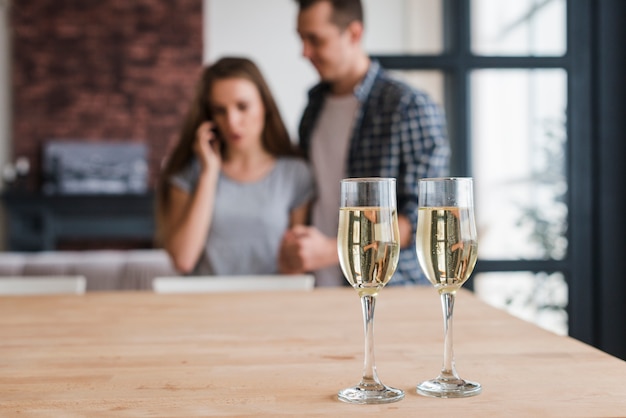 Foto gratuita copas de champán en mesa preparadas para la pareja.