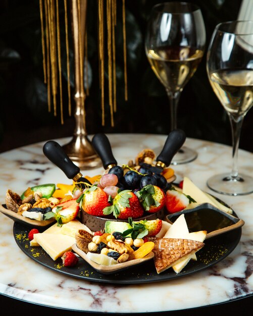 Copas de champán y plato de frutas