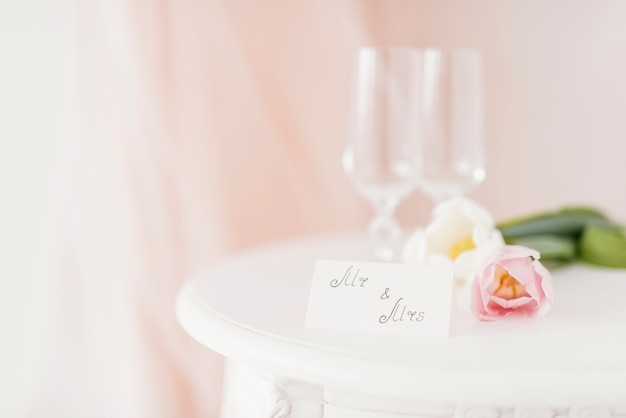 Copas y flores sobre una mesa