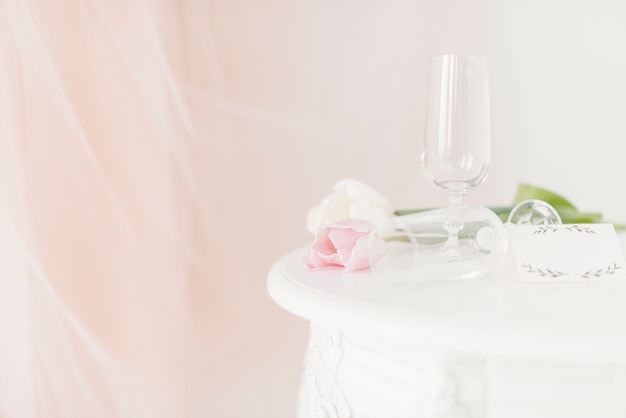 Foto gratuita copas y flores sobre una mesa