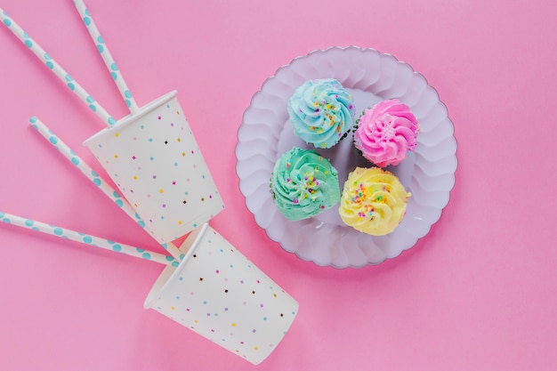 Foto gratuita copas de papel y cupcakes