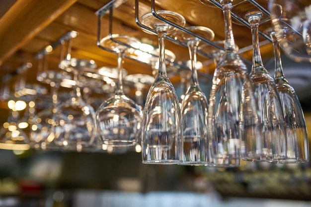 Copas de vino encima de un estante de bar