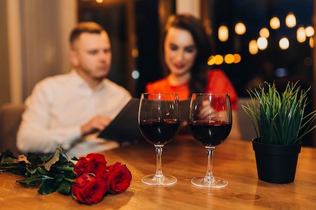 Copas de vino de la joven pareja con comida