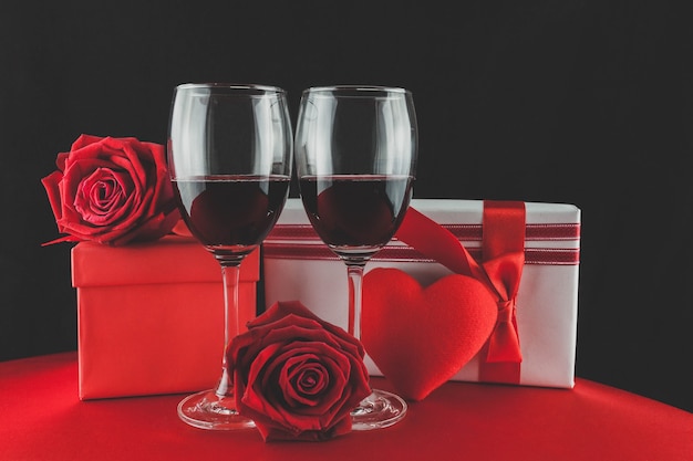 Copas de vino con regalos y un corazón