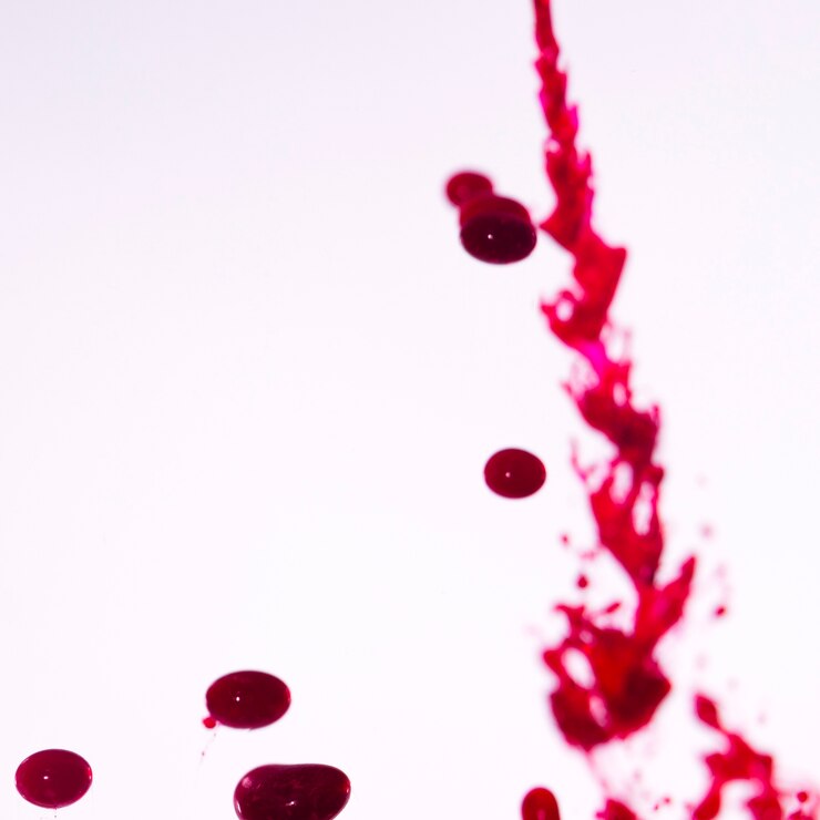 Foto gratuito copia espacio borroso tinta roja gotas