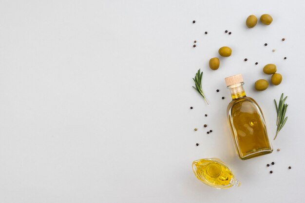 Copia espacio botella de aceite de oliva en la mesa