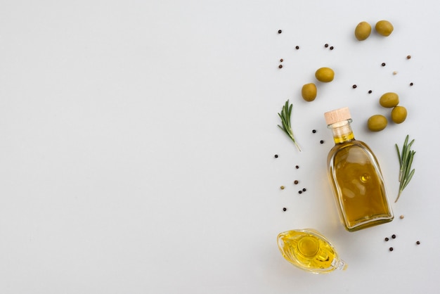 Copia espacio botella de aceite de oliva en la mesa