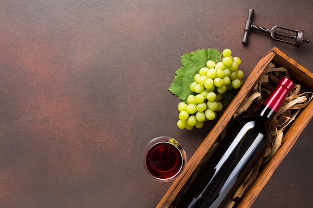 Copia espacio con botella llena de vino.