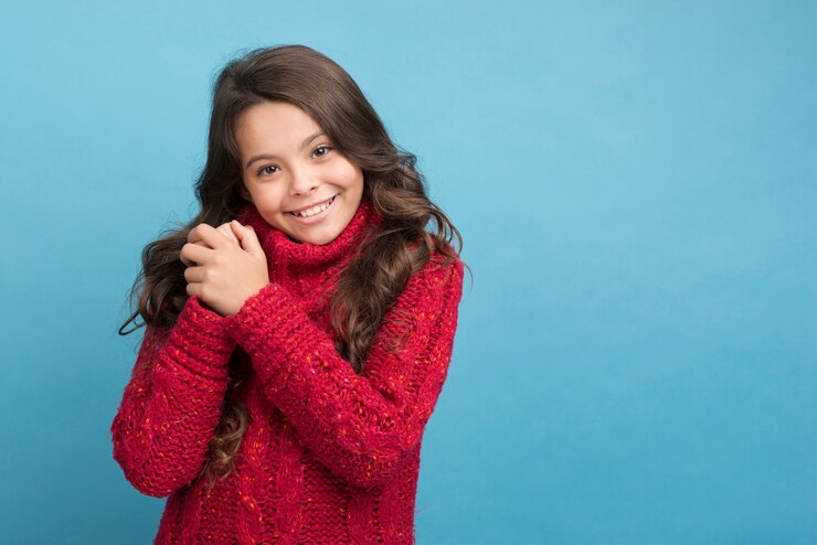 Foto gratuito copia-espacio chica con suéter de invierno