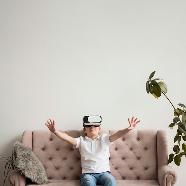 Copia-espacio chico con casco de realidad virtual