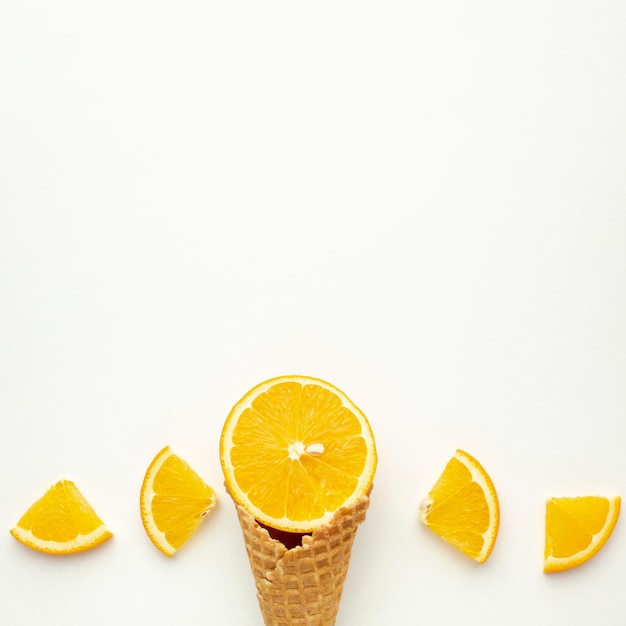 Copia espacio cono de helado con naranja