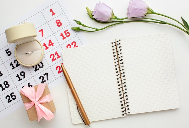 Copia espacio cuaderno y calendario de bodas