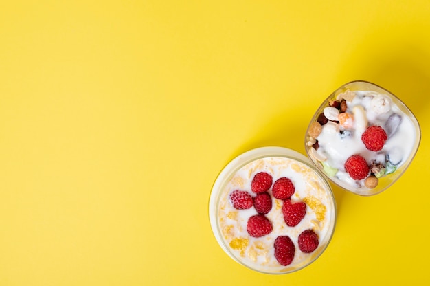 Copia espacio desayuno de cereales frescos en fondo liso