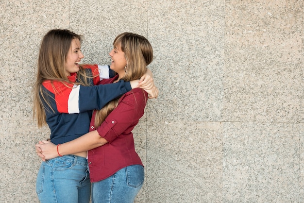 Copia espacio dos jóvenes mujeres abrazos