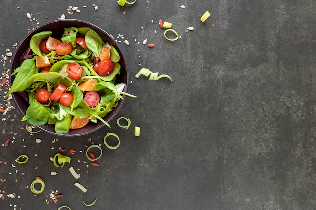 Foto gratuita copia espacio ensalada con tomates