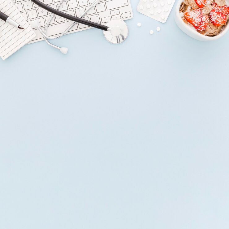 Foto gratuito copia espacio de escritorio médico con desayuno