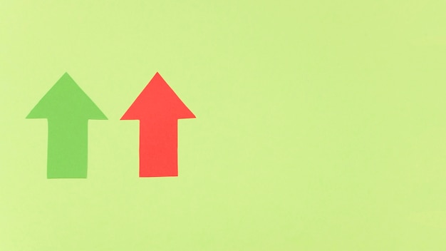 Copia-espacio flecha roja y verde