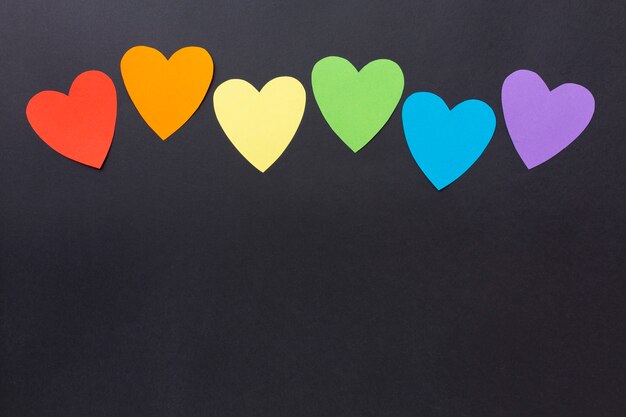 Foto Gratis | Orgullo con corazones de papel de colores