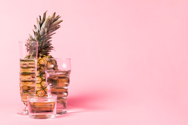 Foto gratuita copia espacio fondo rosa piña