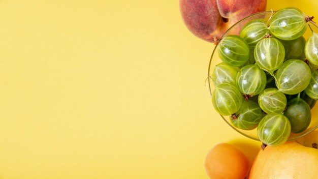 Copia espacio frutas arreglo en fondo liso