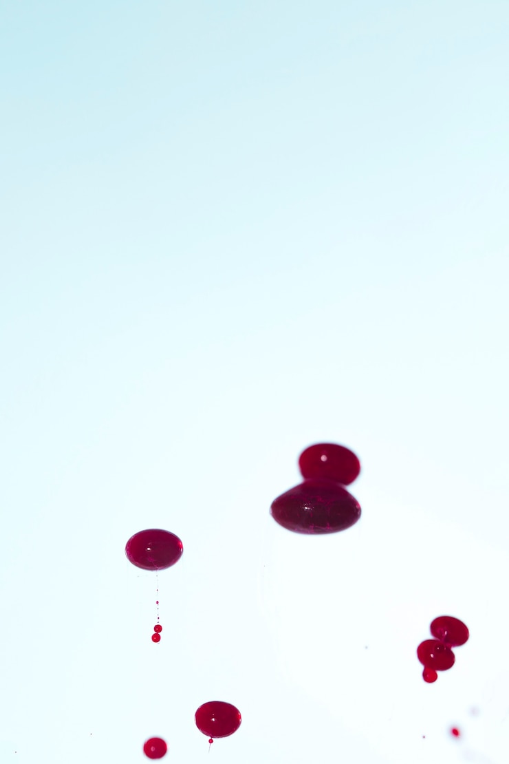 Foto gratuito copia espacio con gotas de sangre abstractas