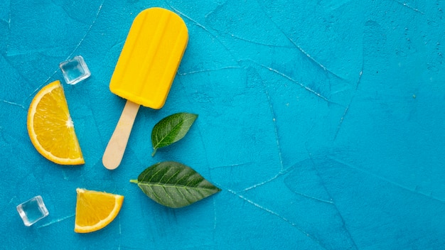 Copia espacio helado con sabor a naranja