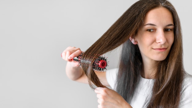 Copia-espacio hembra cepillarse el cabello