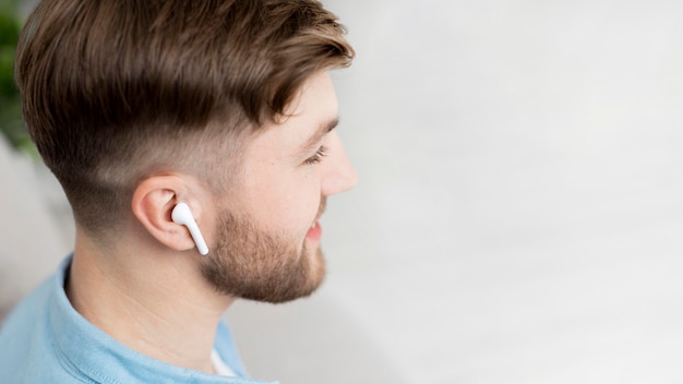 Copia espacio hombre con airpods