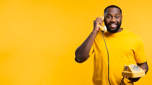 Foto gratuita copia espacio hombre con teléfono antiguo