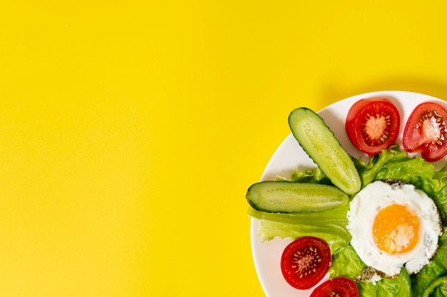 Copia espacio huevo con plato de verduras frescas sobre fondo liso