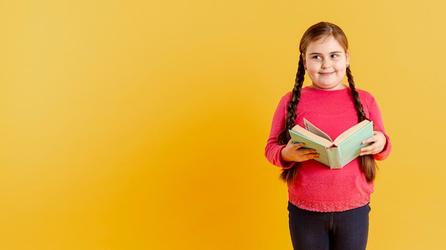 Foto gratuita copia espacio linda chica con libro