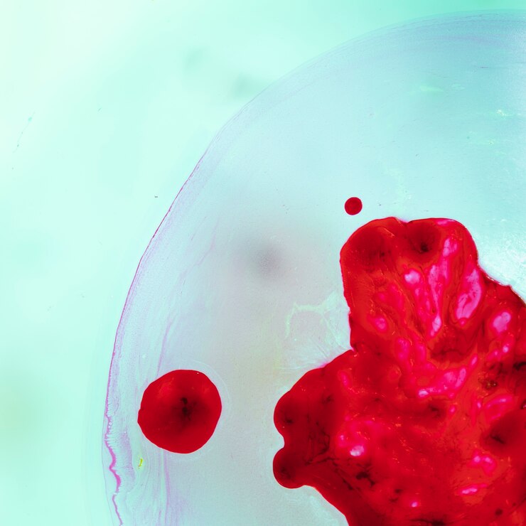 Foto gratuito copia espacio con manchas abstractas de goo rojo.