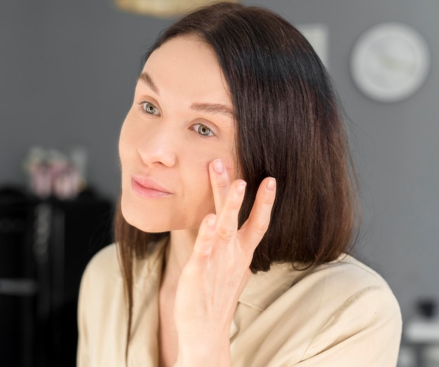 Foto gratuita copia espacio maquillaje femenino