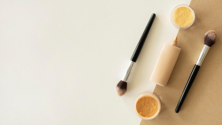 Foto gratuito copia-espacio de maquillaje de productos de belleza