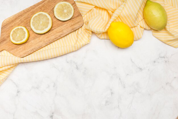 Copia espacio mármol fondo y limones