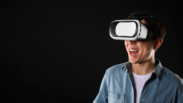 Copia espacio masculino con casco de realidad virtual