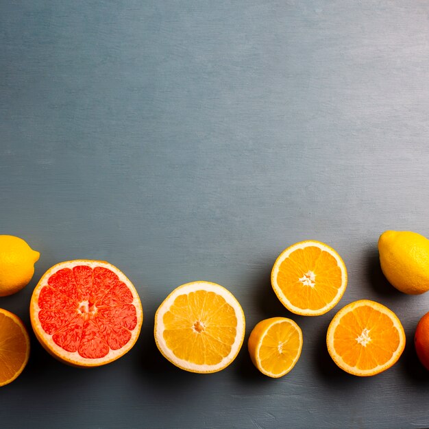 Copia-espacio con mezcla de citrusses en la mesa