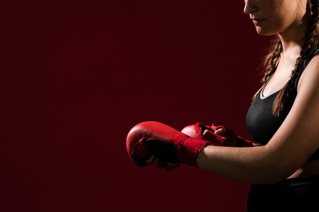 Copia espacio y mujer atlética en ropa de fitness