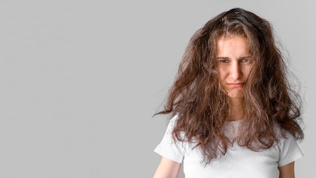 Copia espacio mujer con cabello enredado