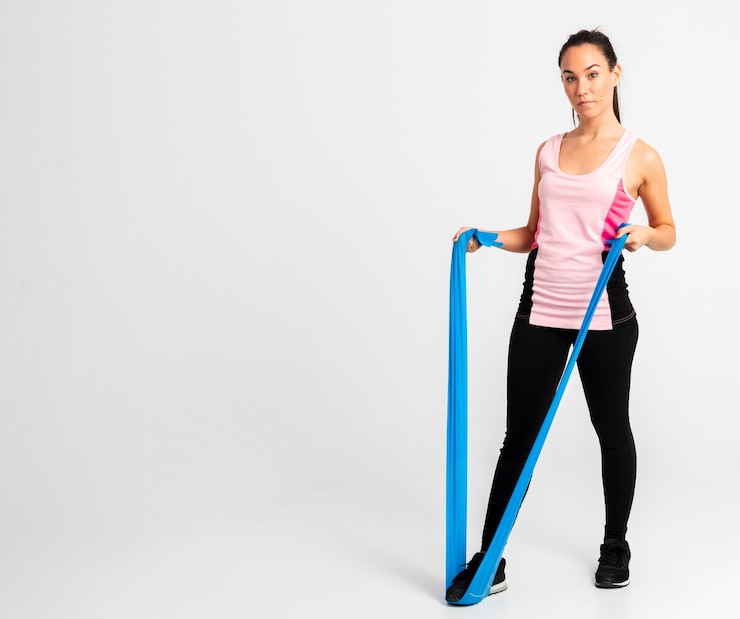Foto gratuito copia espacio mujer en entrenamiento de gimnasio