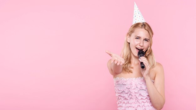 Copia espacio mujer en fiesta cantando