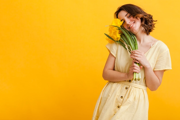 Foto gratuita copia espacio mujer con flores